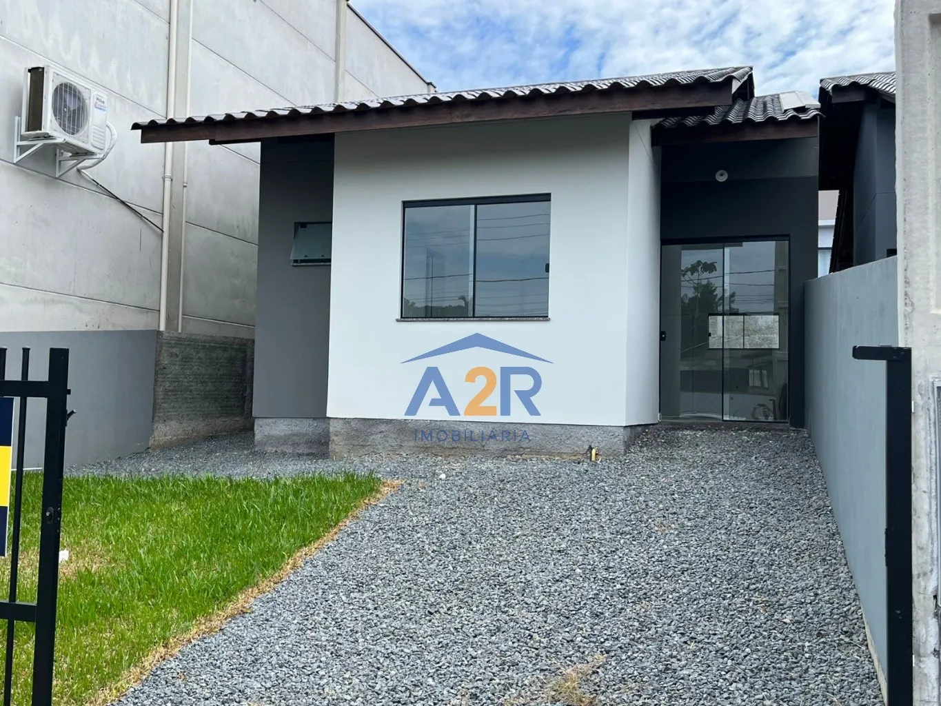 CASA COM 3 DORMITÓRIOS SENDO 01 SUÍTE — foto 2