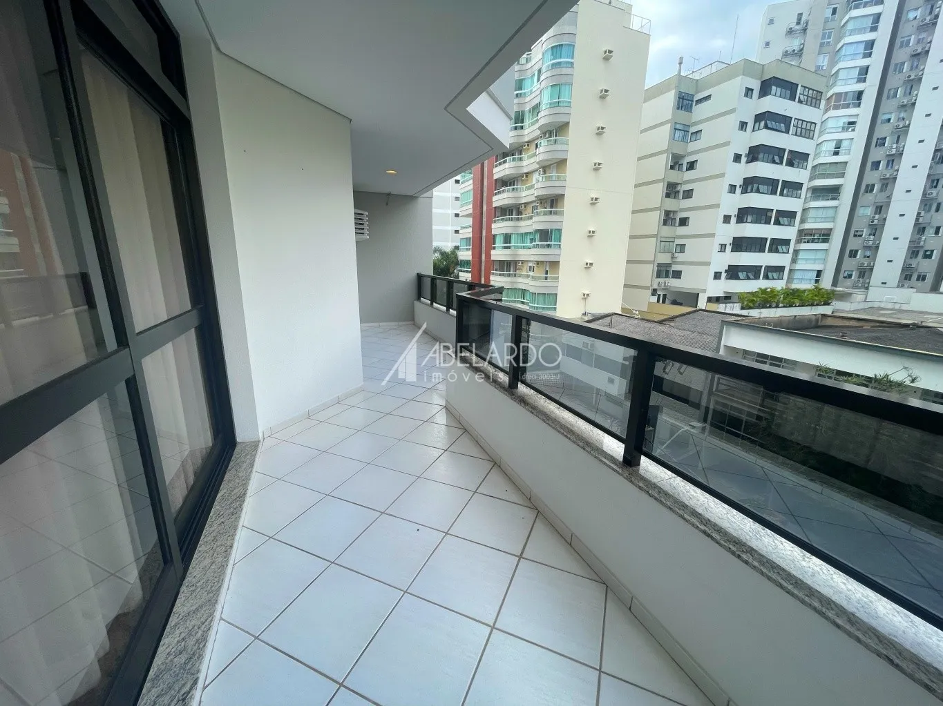 ABELARDO IMÓVEIS - Belíssimo e amplo apartamento de alto padrão no bairro Jardim Blumenau. — foto 7