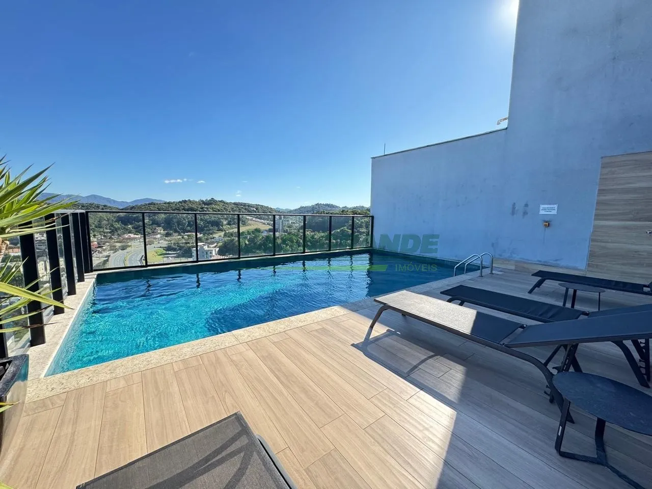 Lindo apartamento pronto para morar, com mais de 100 mil reais de moveis planejados. Vista privilegiada, sol da manhã, aquecimento a gás, excelente iluminação e ventilação natural. Imóvel perfeito para quem valoriza estilo, conforto e exclusividade. - foto 1