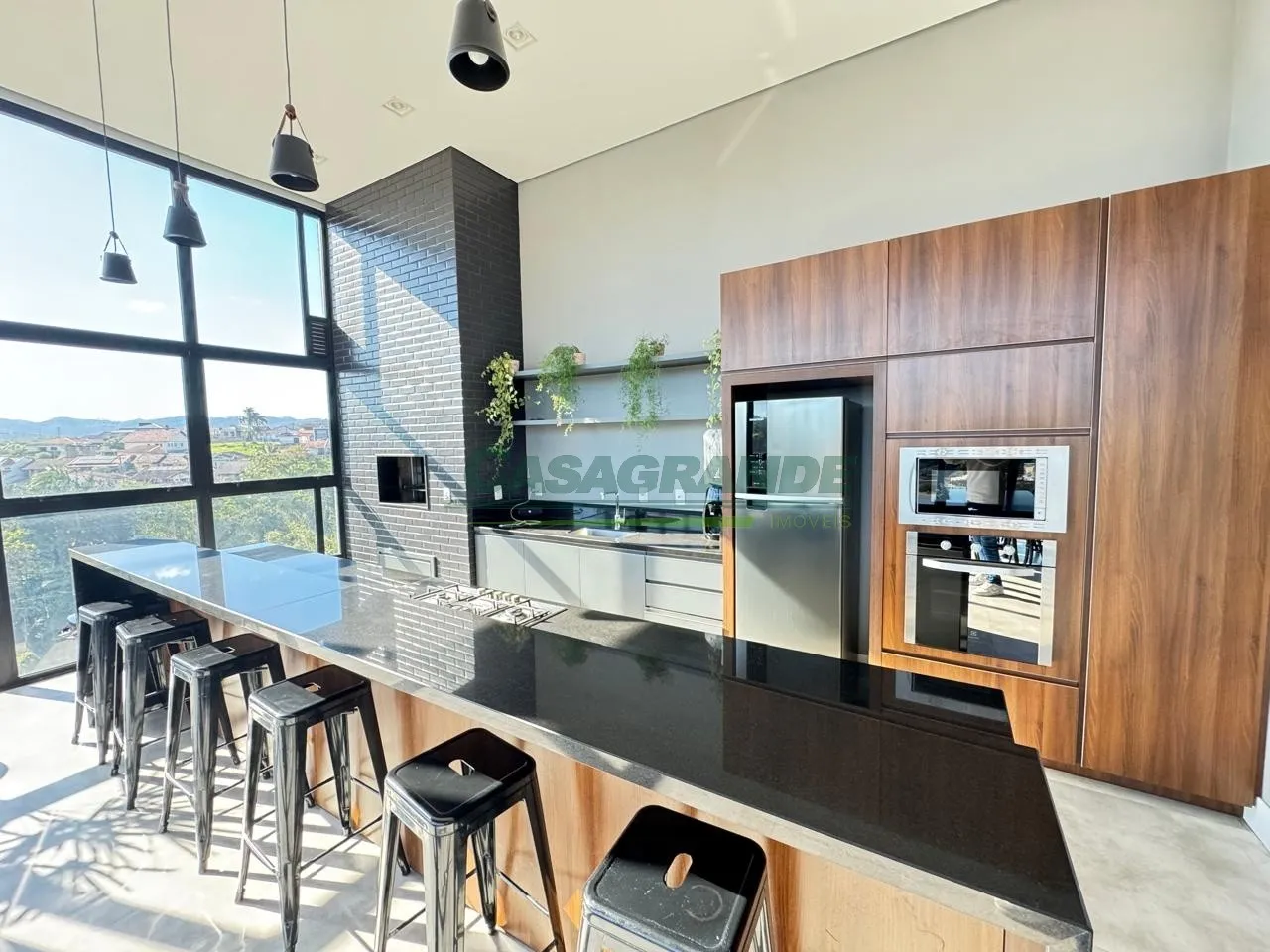 Lindo apartamento pronto para morar, com mais de 100 mil reais de moveis planejados. Vista privilegiada, sol da manhã, aquecimento a gás, excelente iluminação e ventilação natural. Imóvel perfeito para quem valoriza estilo, conforto e exclusividade. — foto 2