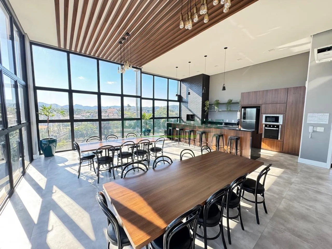 Lindo apartamento pronto para morar, com mais de 100 mil reais de moveis planejados. Vista privilegiada, sol da manhã, aquecimento a gás, excelente iluminação e ventilação natural. Imóvel perfeito para quem valoriza estilo, conforto e exclusividade. — foto 3