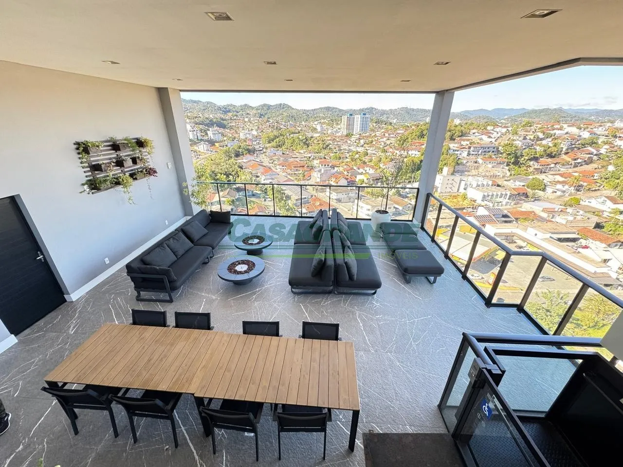 Lindo apartamento pronto para morar, com mais de 100 mil reais de moveis planejados. Vista privilegiada, sol da manhã, aquecimento a gás, excelente iluminação e ventilação natural. Imóvel perfeito para quem valoriza estilo, conforto e exclusividade. — foto 4