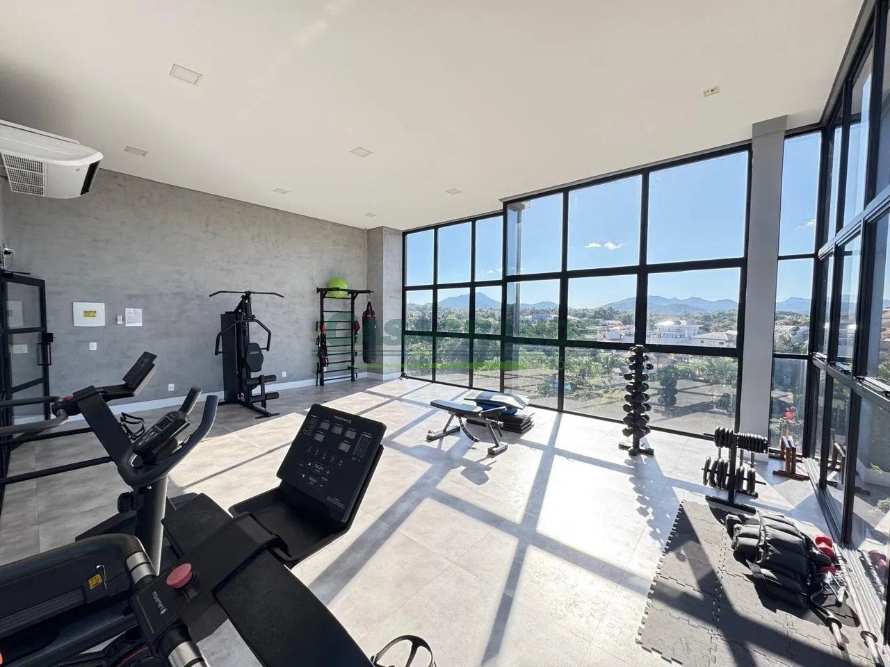 Lindo apartamento pronto para morar, com mais de 100 mil reais de moveis planejados. Vista privilegiada, sol da manhã, aquecimento a gás, excelente iluminação e ventilação natural. Imóvel perfeito para quem valoriza estilo, conforto e exclusividade. — foto 6