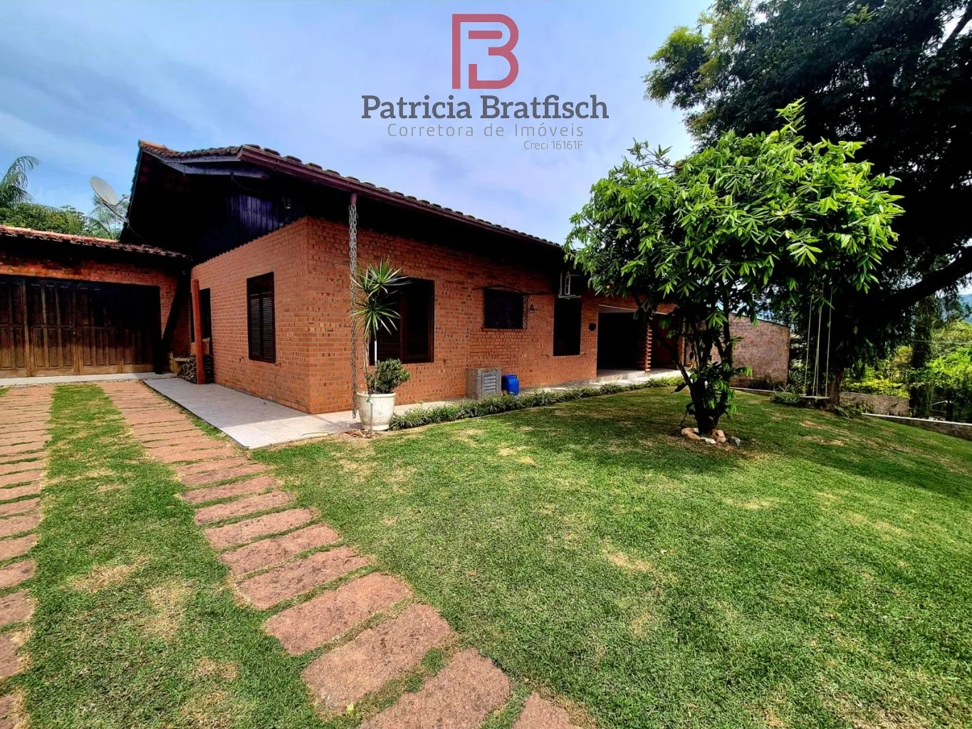 Casa térrea com 04 dormitórios, sendo 02 suítes, localizada em loteamento de excelente padrão no Bairro Garcia. - foto 1