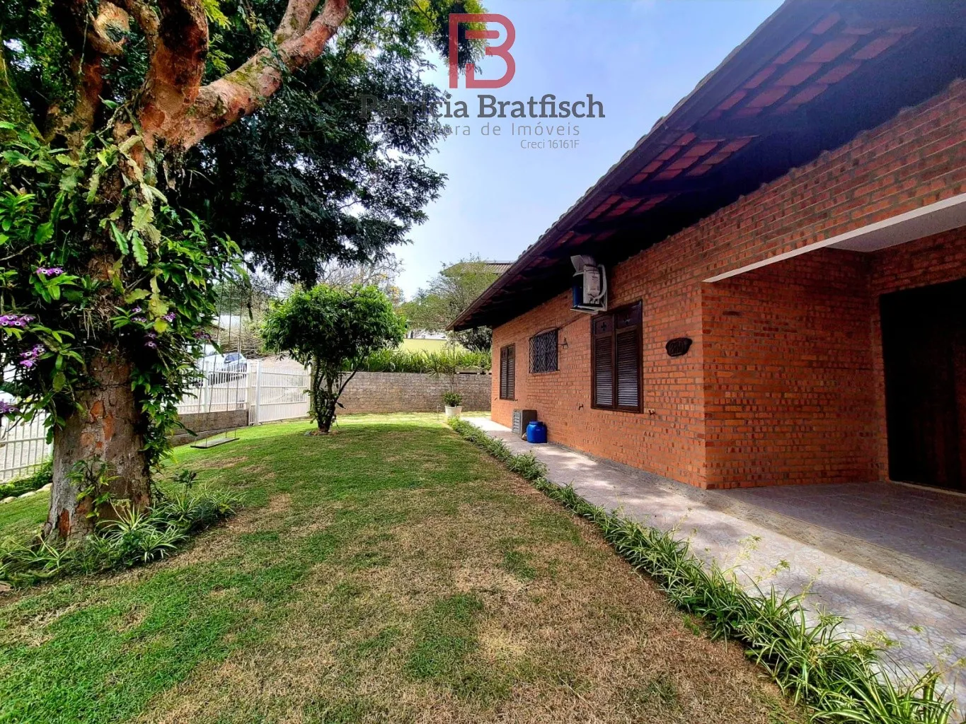 Casa térrea com 04 dormitórios, sendo 02 suítes, localizada em loteamento de excelente padrão no Bairro Garcia. — foto 2