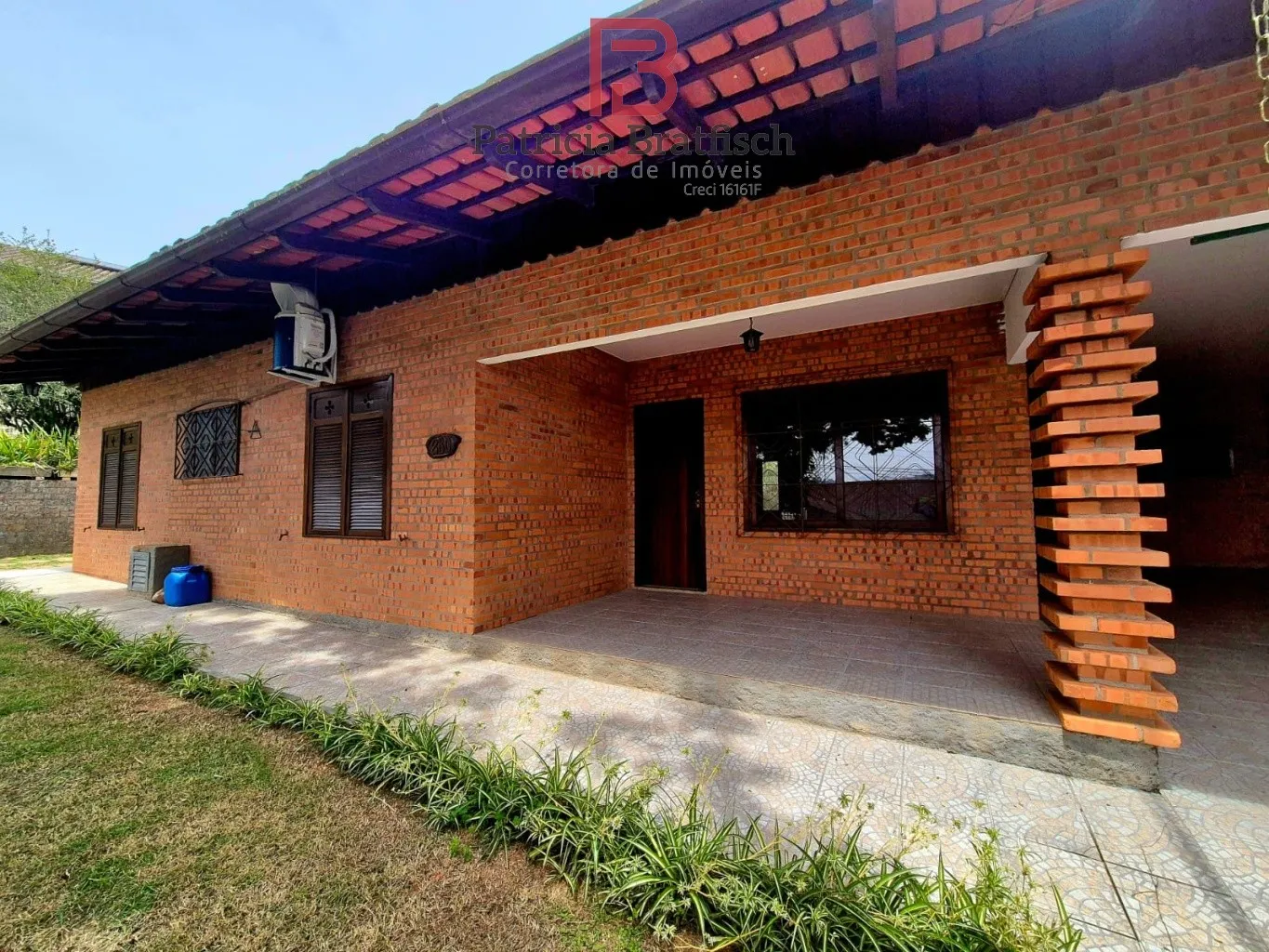 Casa térrea com 04 dormitórios, sendo 02 suítes, localizada em loteamento de excelente padrão no Bairro Garcia. — foto 3