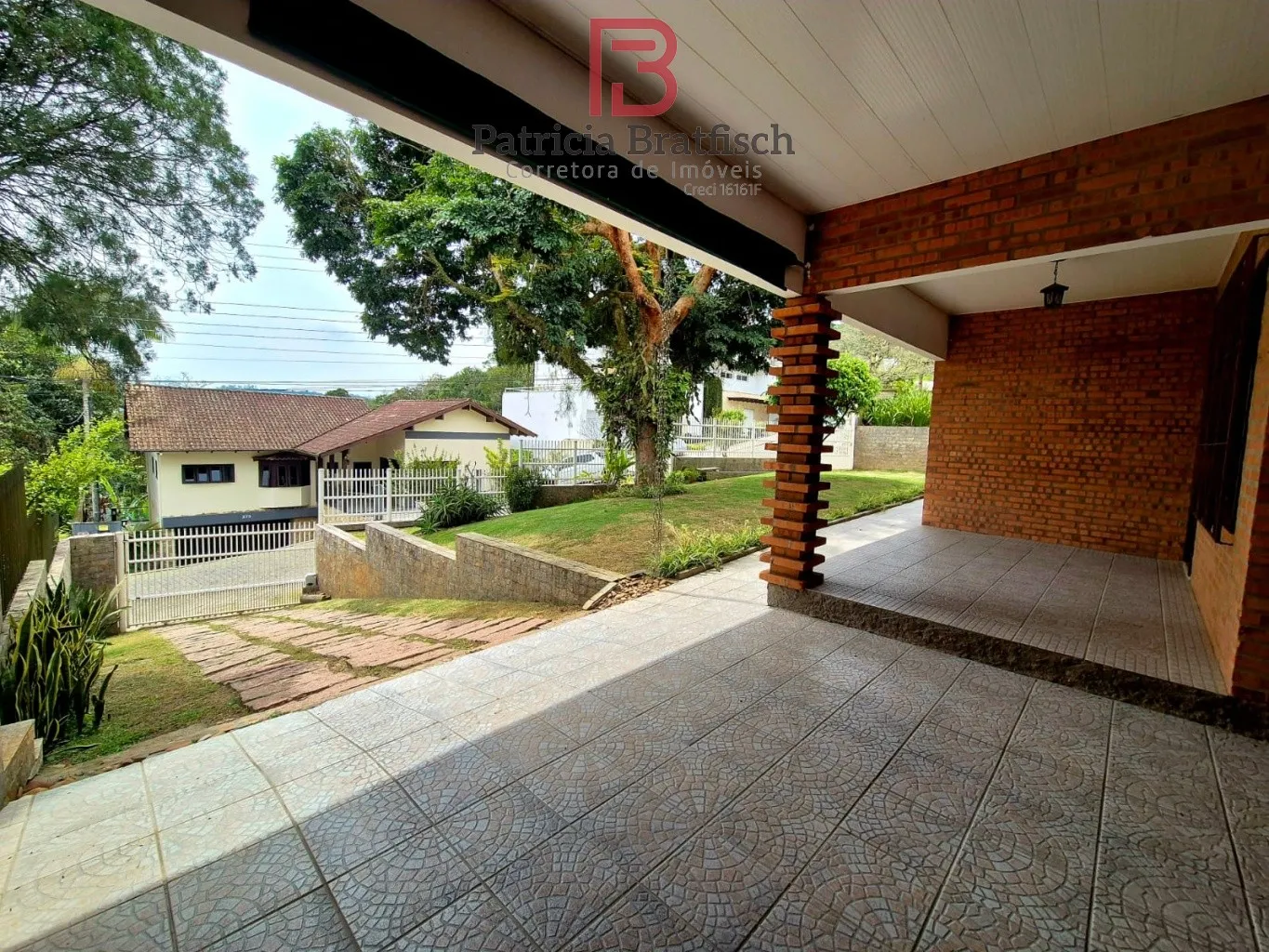 Casa térrea com 04 dormitórios, sendo 02 suítes, localizada em loteamento de excelente padrão no Bairro Garcia. — foto 4