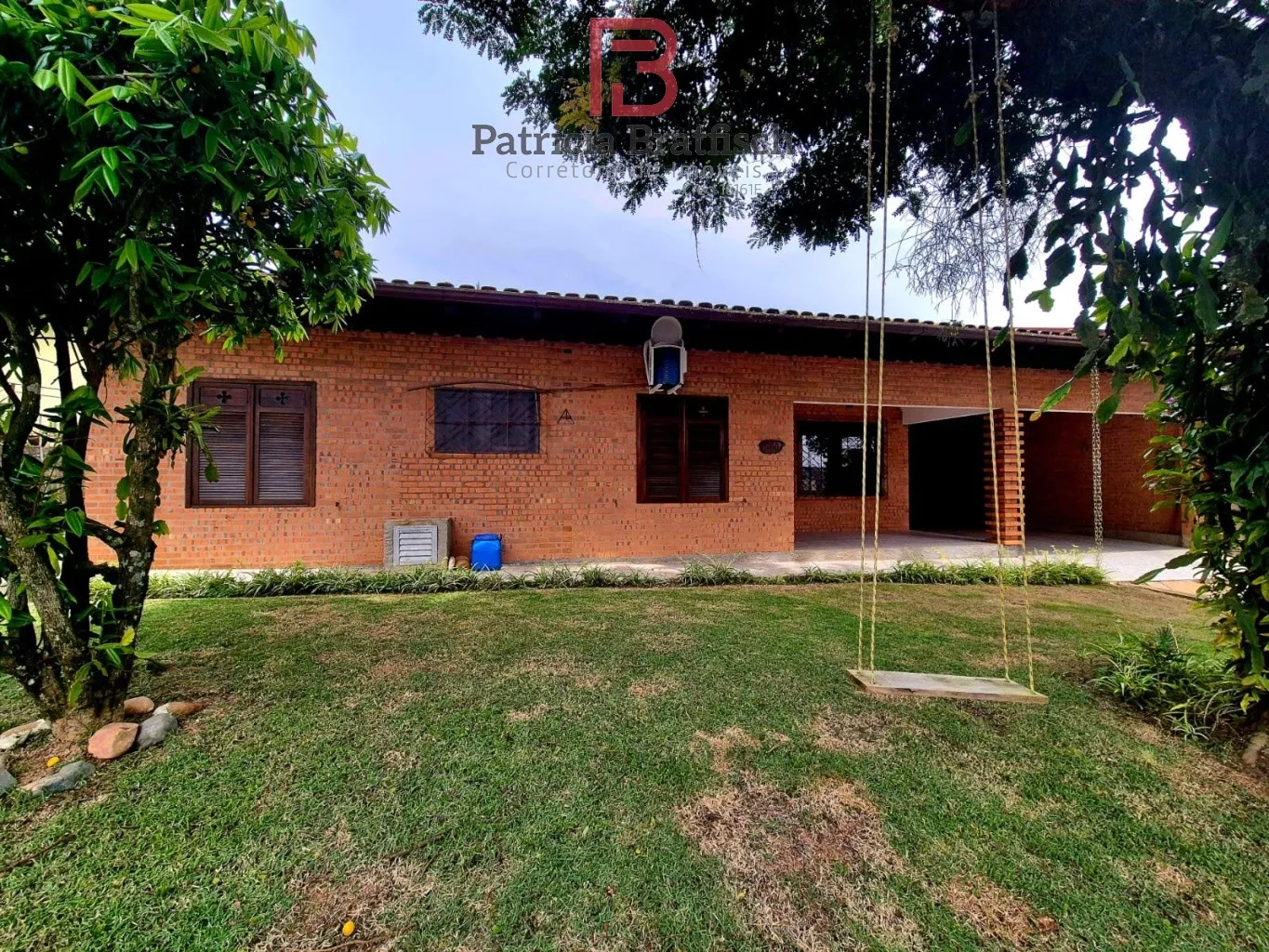 Casa térrea com 04 dormitórios, sendo 02 suítes, localizada em loteamento de excelente padrão no Bairro Garcia. — foto 5