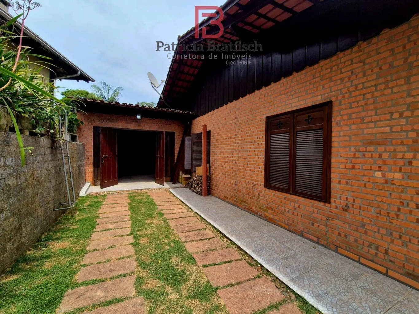 Casa térrea com 04 dormitórios, sendo 02 suítes, localizada em loteamento de excelente padrão no Bairro Garcia. — foto 7