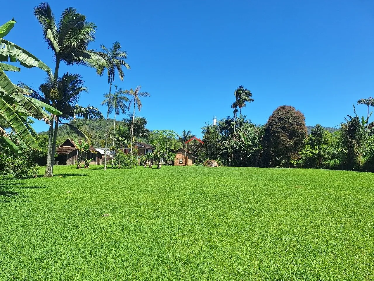 Excelente oportunidade comercial com amplo terreno, eixo de serviços no bairro Testo Rega na cidade de Pomerode com 9.017,68m, contendo 2 casas e 1 rancho — foto 2