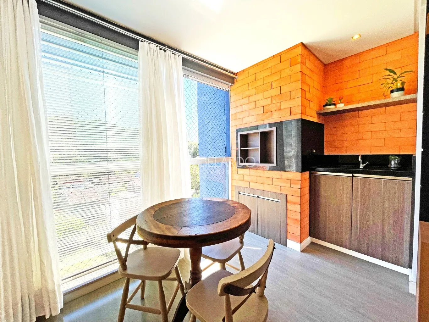 APARTAMENTO SEMIMOBILIADO COM TRÊS DORMITÓRIOS, DUAS VAGAS DE GARAGEM, EM CONDOMÍNIO COMPLETO COM PISCINA, ACADEMIA E MUITO MAIS - BAIRRO ESCOLA AGRÍCOLA EM BLUMENAU — foto 4