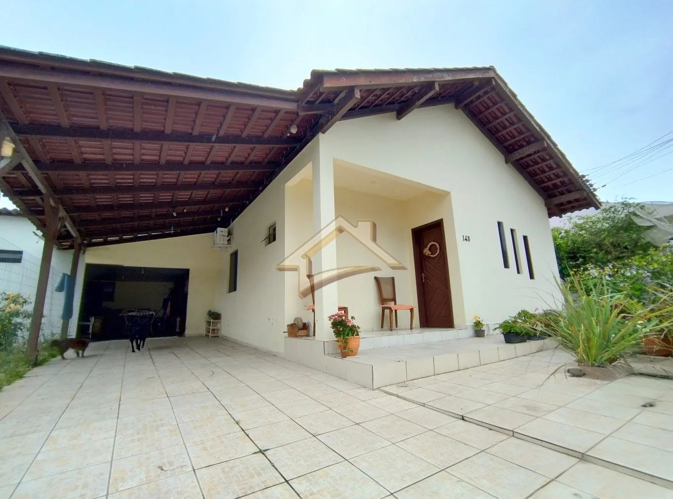 Casa térrea com terreno amplo 20m de frente e 01 kitinet totalmente independente! - foto 1