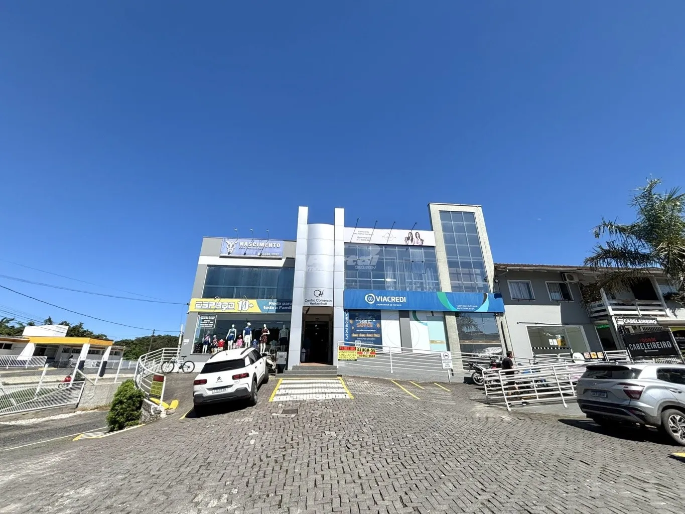 Loja com 40,87m, com fachada em blindex, banheiro exclusivo para os locatários e banheiros feminino, masculino e PCD exclusivo para os clientes, 01 vaga de garagem coberta e amplo espaço para estacionamento para os clientes. - foto 1