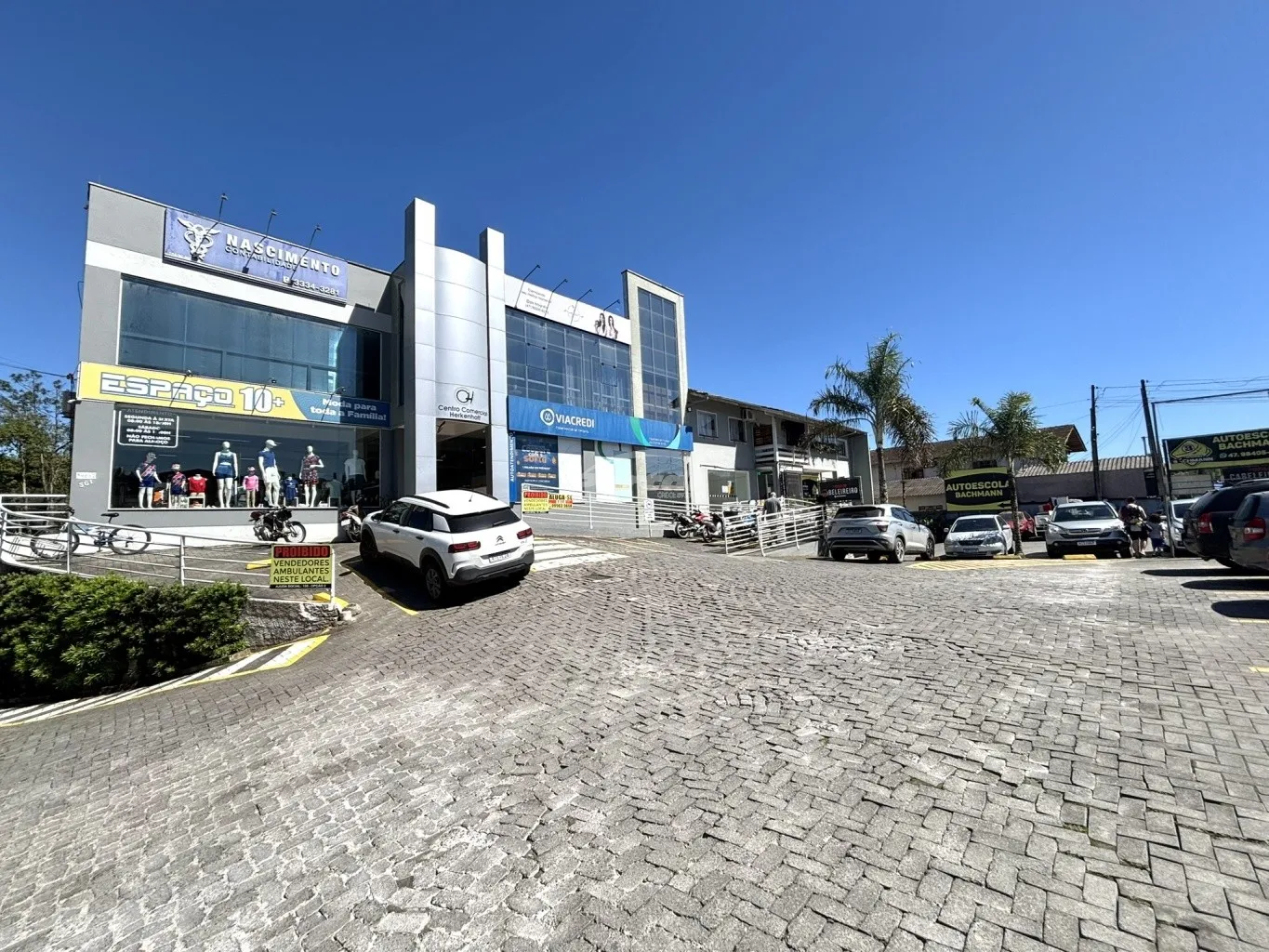 Loja com 40,87m, com fachada em blindex, banheiro exclusivo para os locatários e banheiros feminino, masculino e PCD exclusivo para os clientes, 01 vaga de garagem coberta e amplo espaço para estacionamento para os clientes. — foto 2