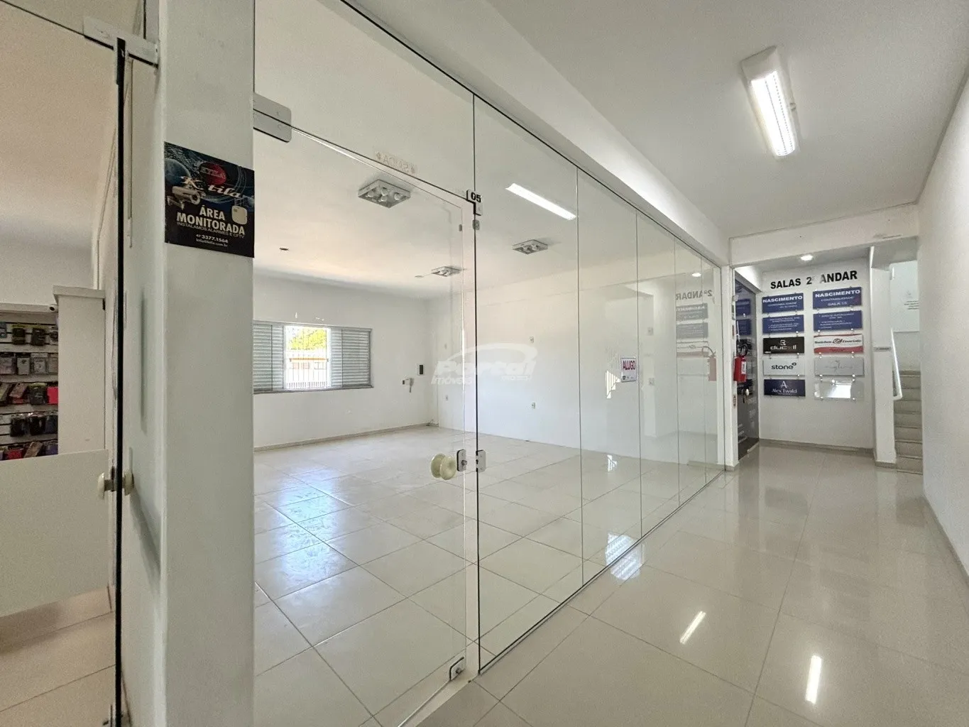 Loja com 40,87m, com fachada em blindex, banheiro exclusivo para os locatários e banheiros feminino, masculino e PCD exclusivo para os clientes, 01 vaga de garagem coberta e amplo espaço para estacionamento para os clientes. — foto 3