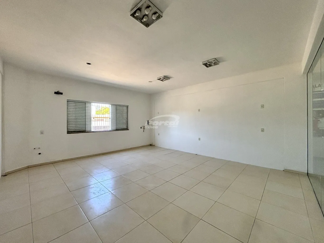 Loja com 40,87m, com fachada em blindex, banheiro exclusivo para os locatários e banheiros feminino, masculino e PCD exclusivo para os clientes, 01 vaga de garagem coberta e amplo espaço para estacionamento para os clientes. — foto 4