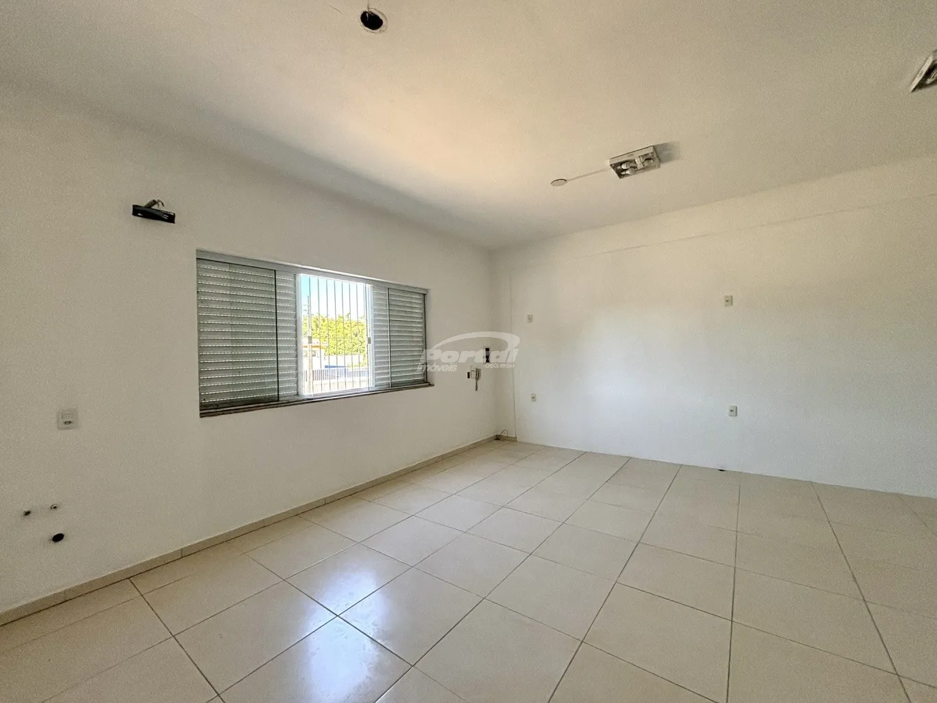 Loja com 40,87m, com fachada em blindex, banheiro exclusivo para os locatários e banheiros feminino, masculino e PCD exclusivo para os clientes, 01 vaga de garagem coberta e amplo espaço para estacionamento para os clientes. — foto 5