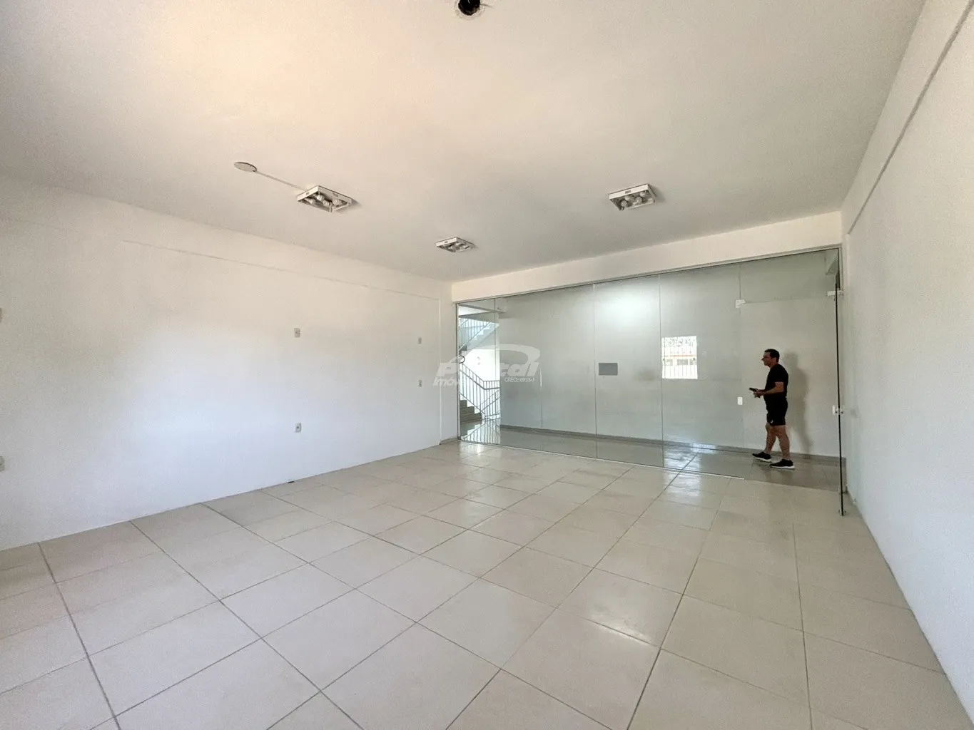 Loja com 40,87m, com fachada em blindex, banheiro exclusivo para os locatários e banheiros feminino, masculino e PCD exclusivo para os clientes, 01 vaga de garagem coberta e amplo espaço para estacionamento para os clientes. — foto 6