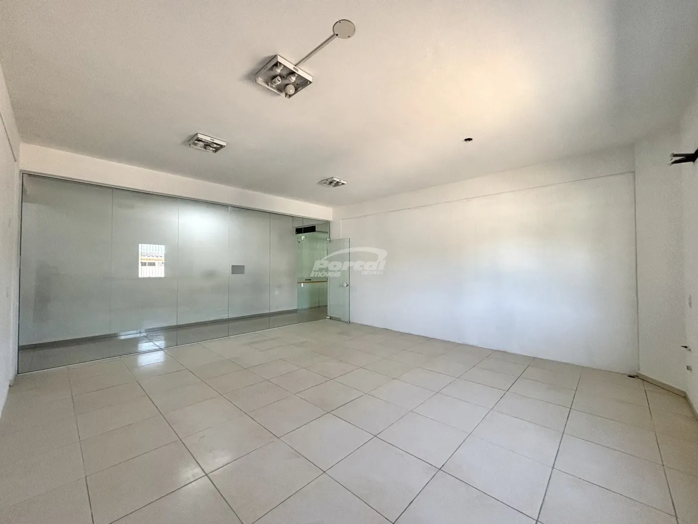 Loja com 40,87m, com fachada em blindex, banheiro exclusivo para os locatários e banheiros feminino, masculino e PCD exclusivo para os clientes, 01 vaga de garagem coberta e amplo espaço para estacionamento para os clientes. — foto 7