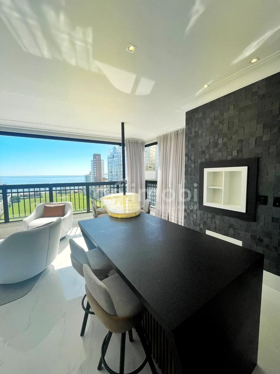 Lindo apartamento vista-mar com 5 suítes e 250m de área privativa em Meia-Praia - Itapema. - foto 1