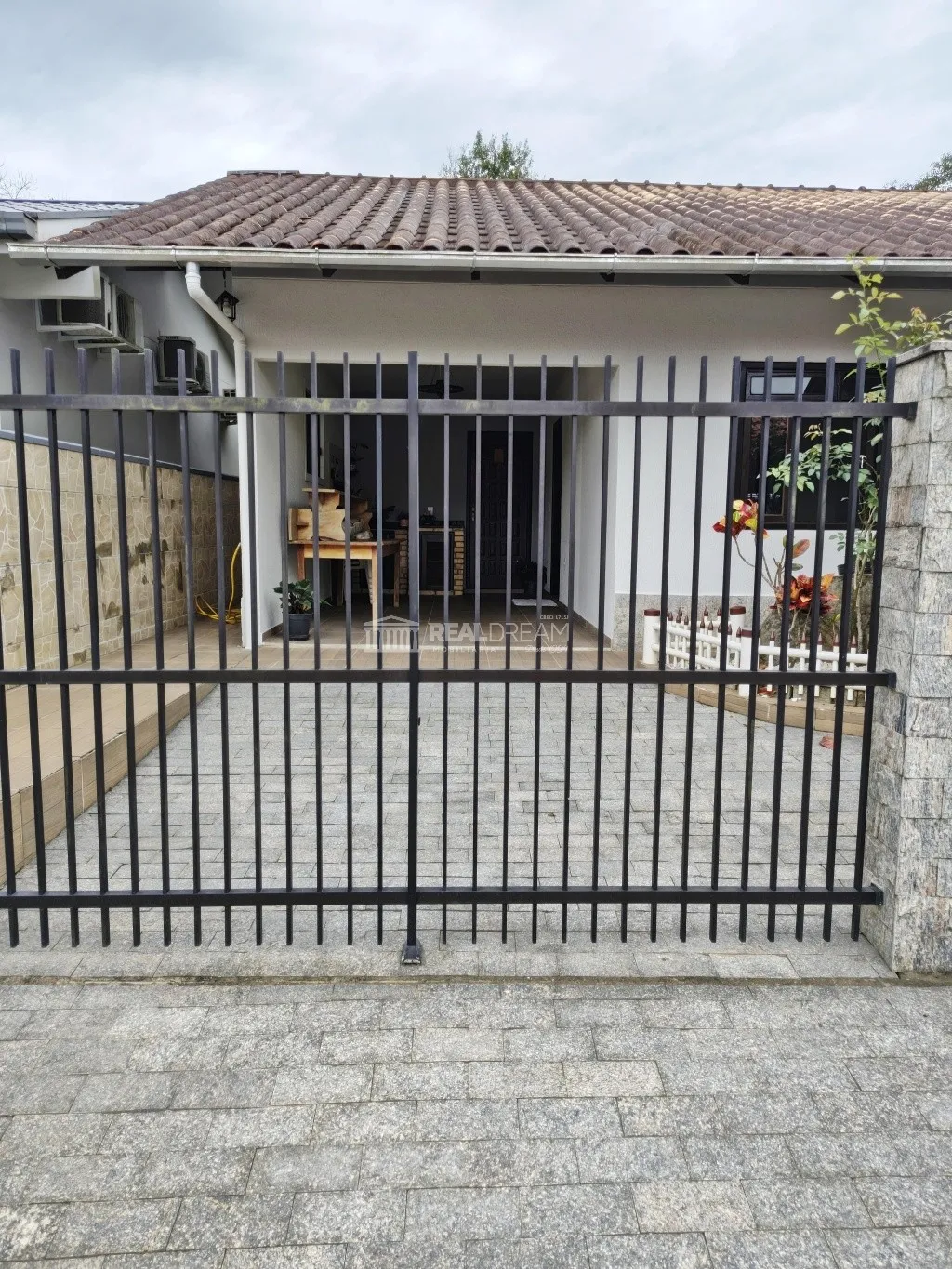 Casa de alvenaria no bairro Fidélis com 3 dormitórios, sendo um suíte, 2 vagas de garagem + 1 estacionamento. — foto 2