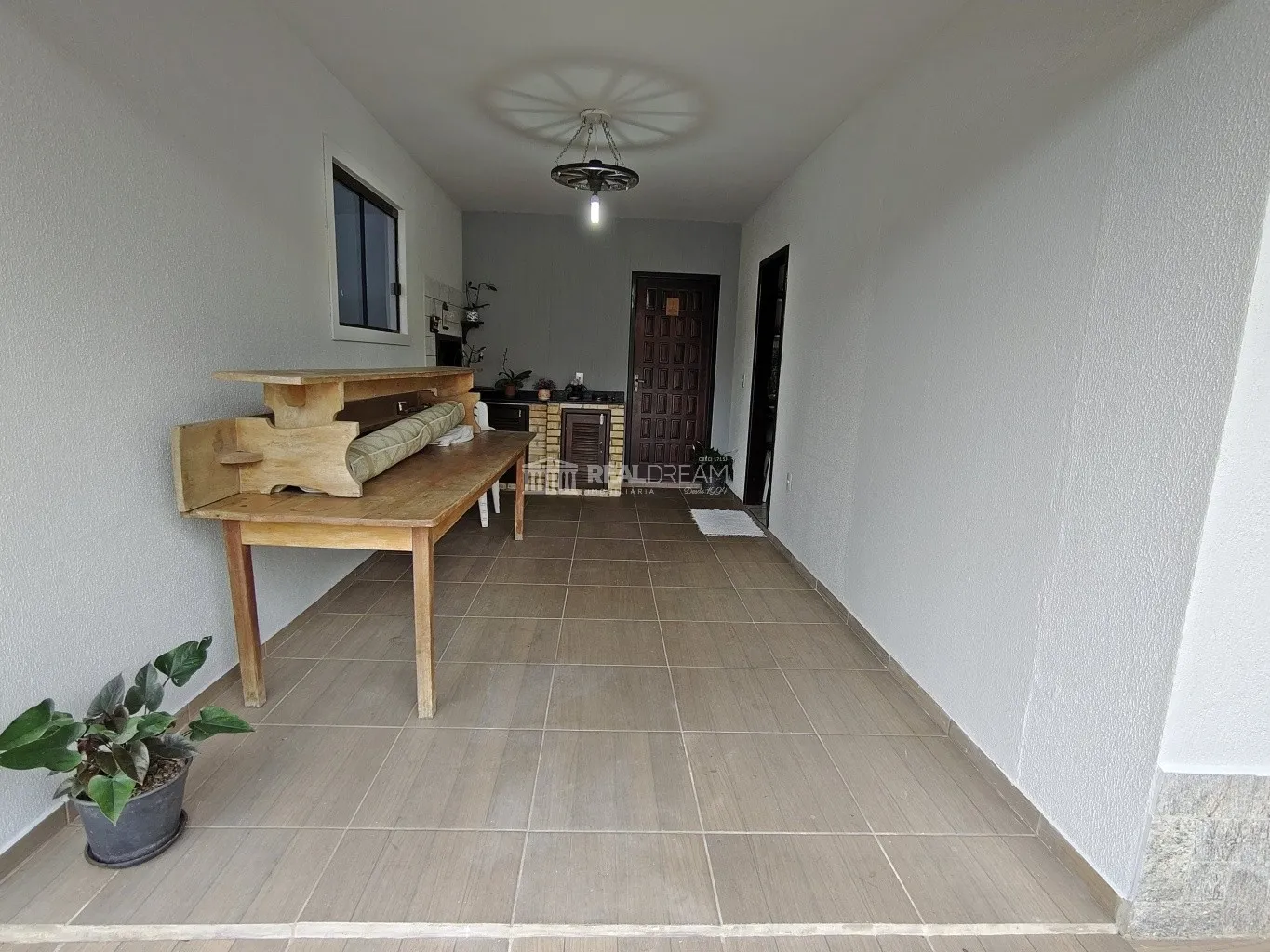 Casa de alvenaria no bairro Fidélis com 3 dormitórios, sendo um suíte, 2 vagas de garagem + 1 estacionamento. — foto 3