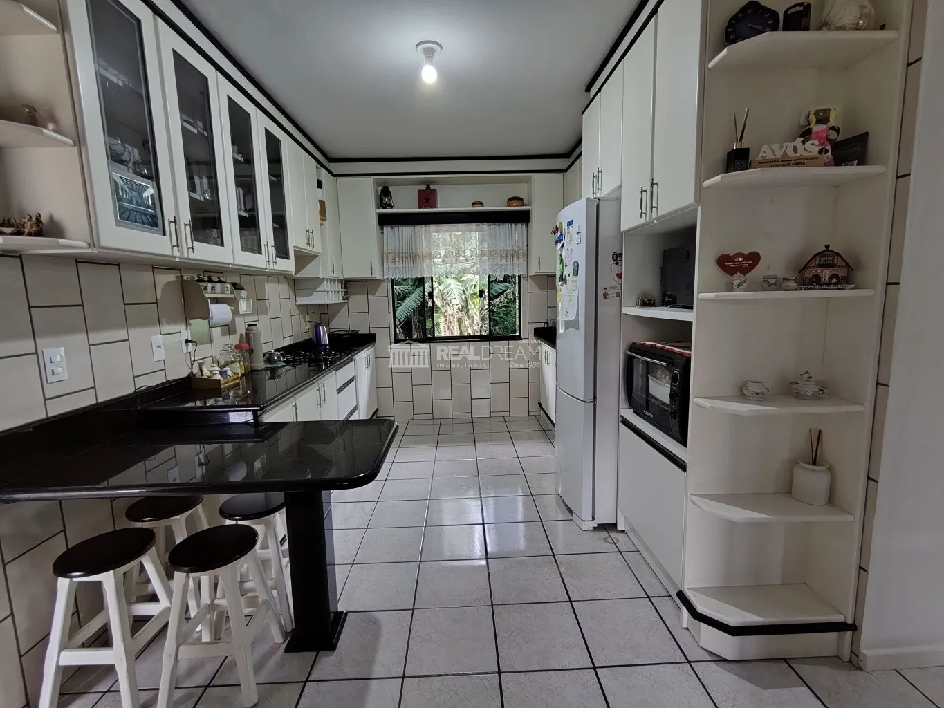 Casa de alvenaria no bairro Fidélis com 3 dormitórios, sendo um suíte, 2 vagas de garagem + 1 estacionamento. — foto 5