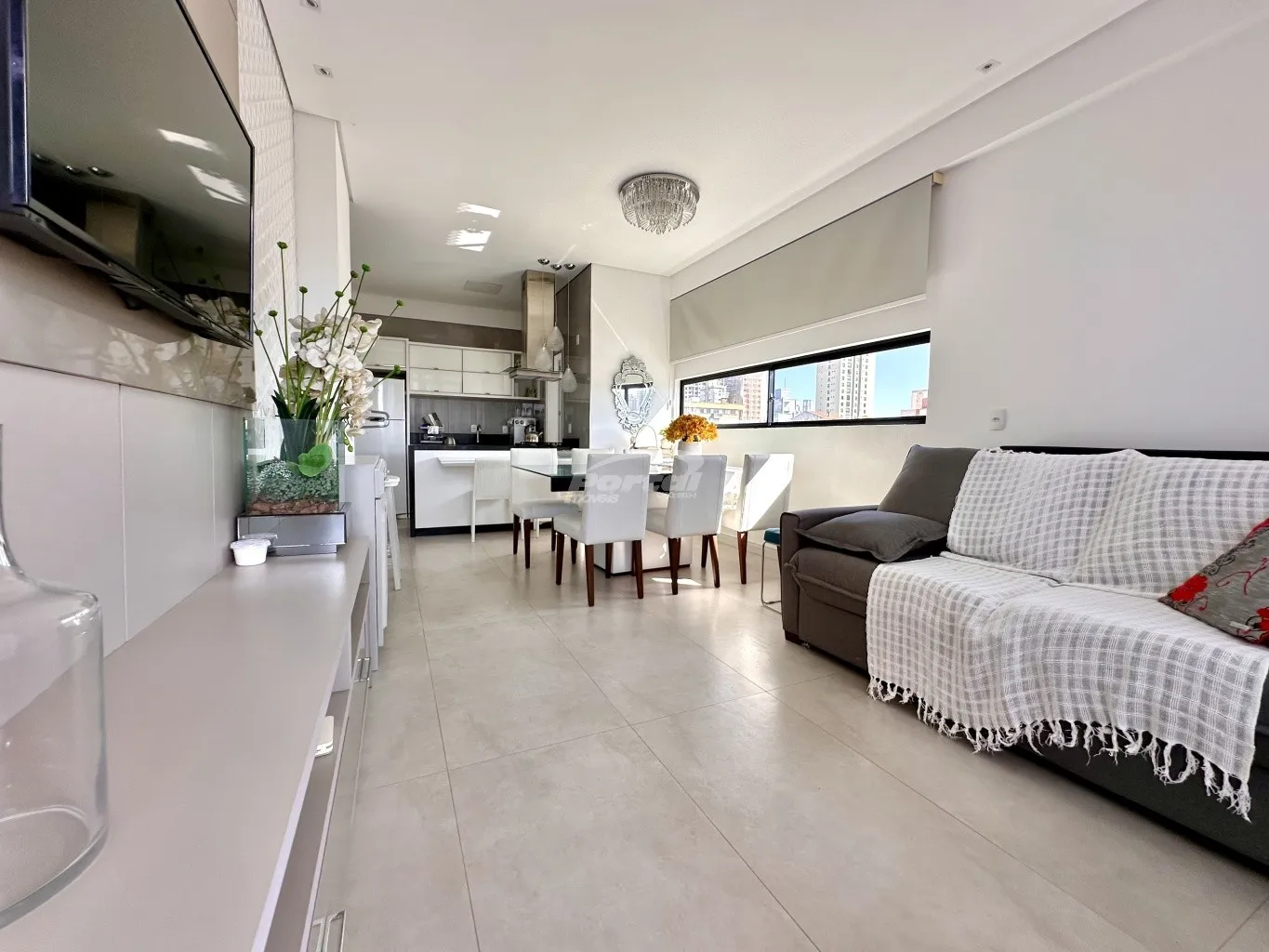 Apartamento pronto, no centro de Balneário Piçarras, 02 quartos sendo um suíte, sacada com churrasqueira! - foto 1