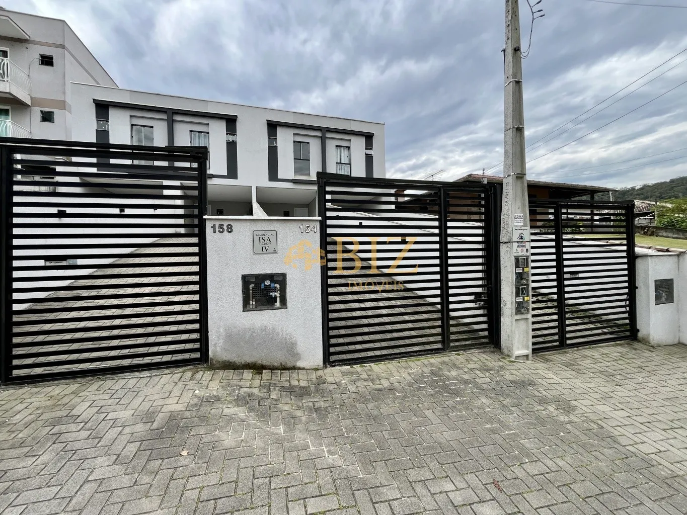 Sobrado pronto para morar com 2 suítes, espaço nos fundos, com 86m2 no bairro Tribess. - foto 1