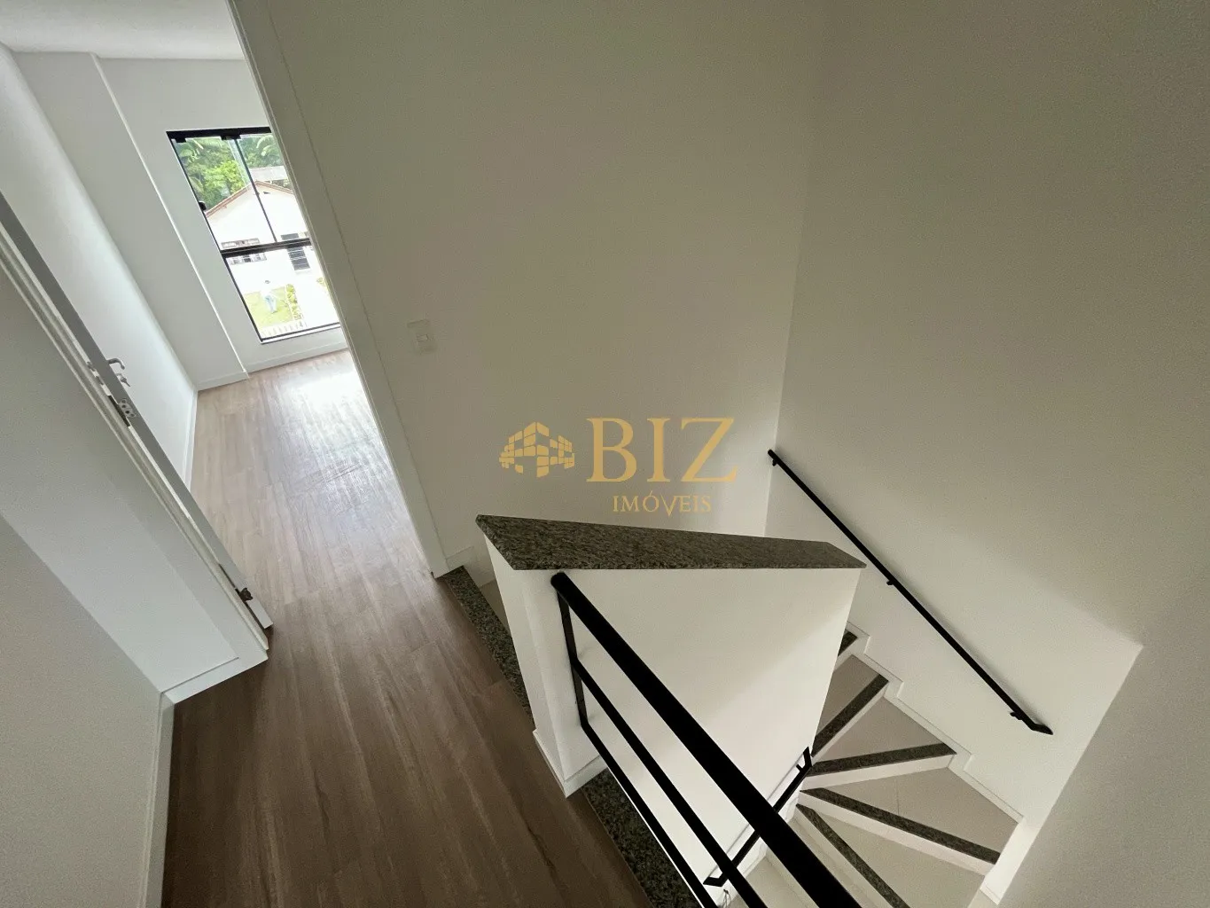 Sobrado pronto para morar com 2 suítes, espaço nos fundos, com 86m2 no bairro Tribess. — foto 3