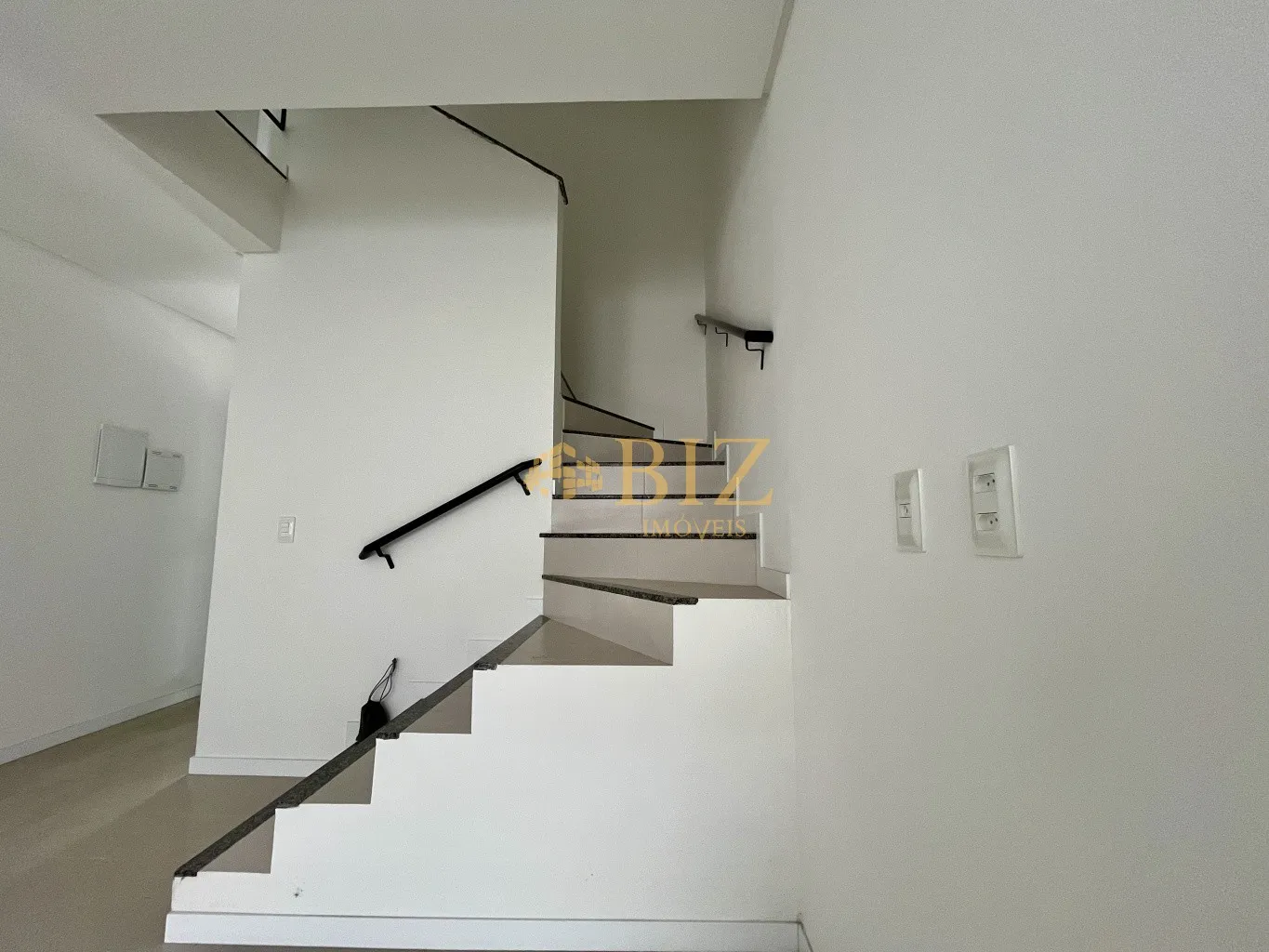 Sobrado pronto para morar com 2 suítes, espaço nos fundos, com 86m2 no bairro Tribess. — foto 6