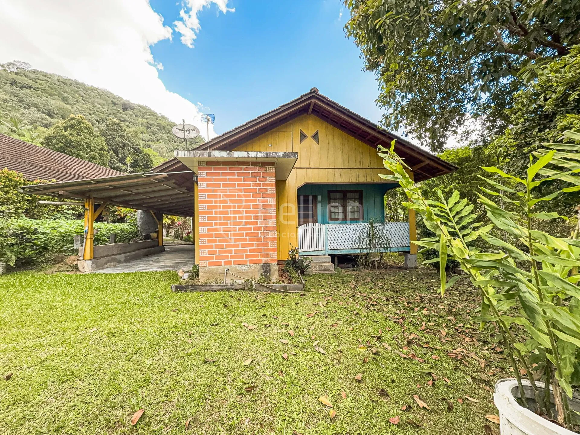 Sítio com casa em madeira de lei e riqueza em água em Rio dos Cedros - foto 1