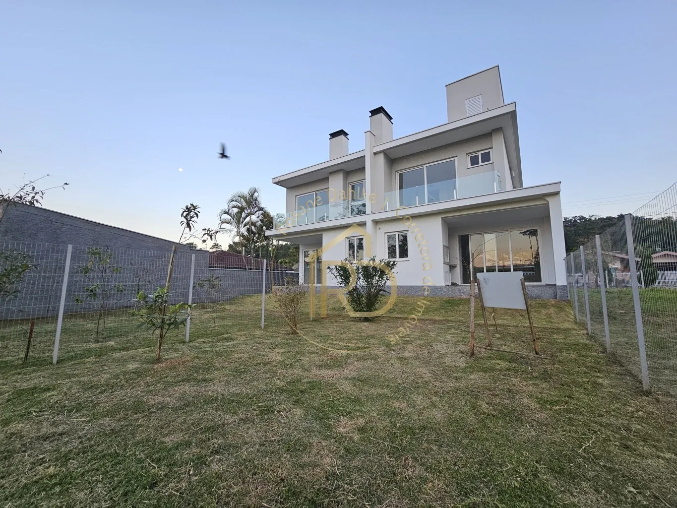 SOBRADOS GEMINADOS ALTO PADRÃO — foto 3