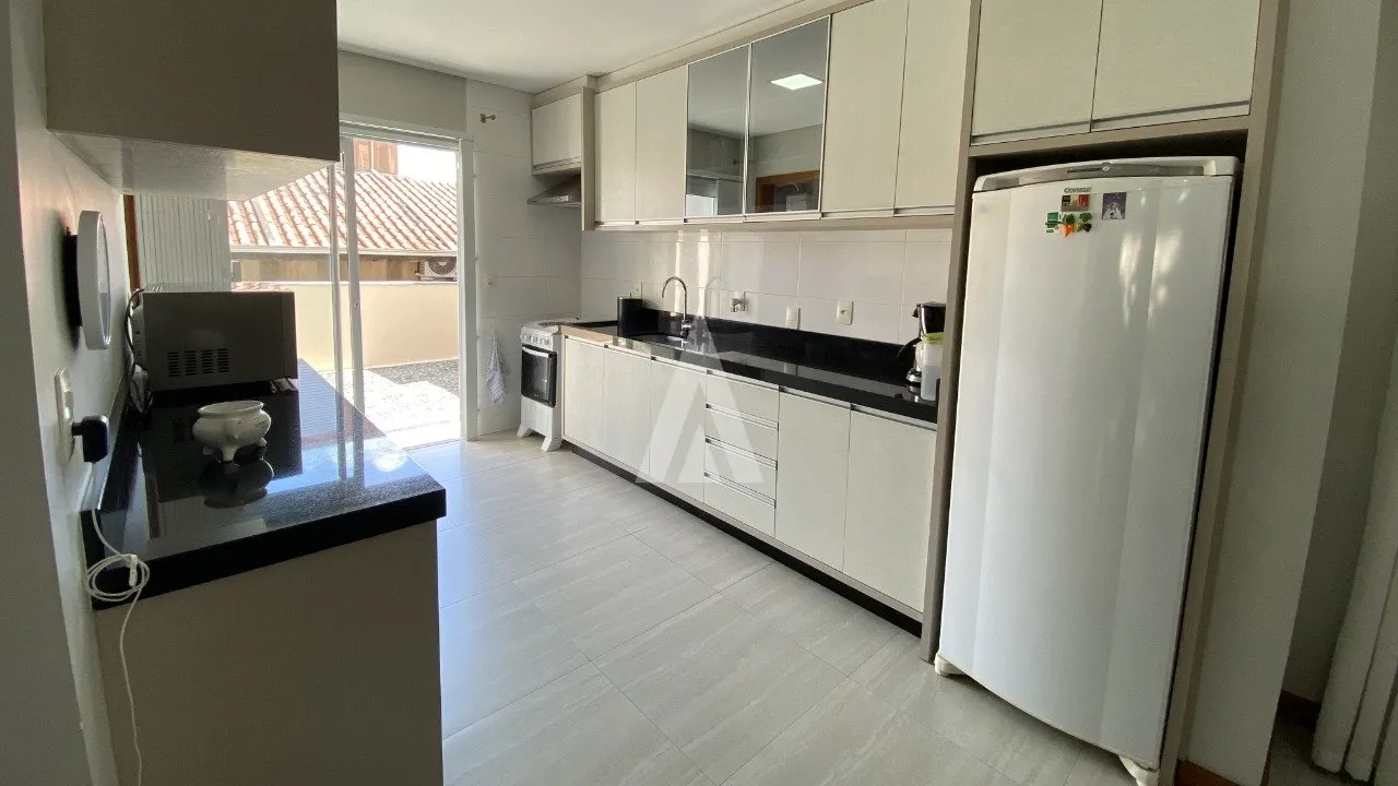 Casa com 1 suíte e 3 quartos à venda no bairro Iririú em Joinville-SC por R$ 950.00,00. — foto 7