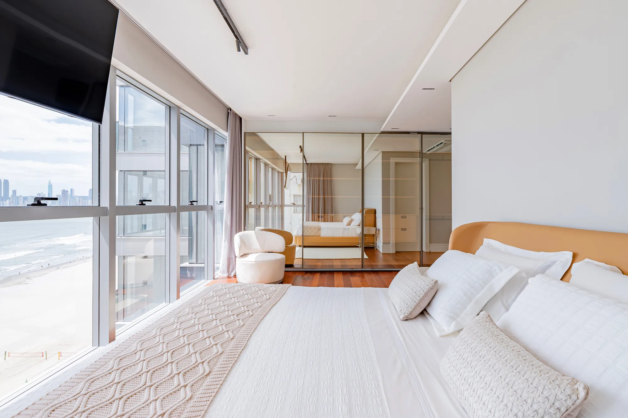 Apartamento de 04 Suítes Mobiliado Frente Mar em Balneário Camboriú — foto 6