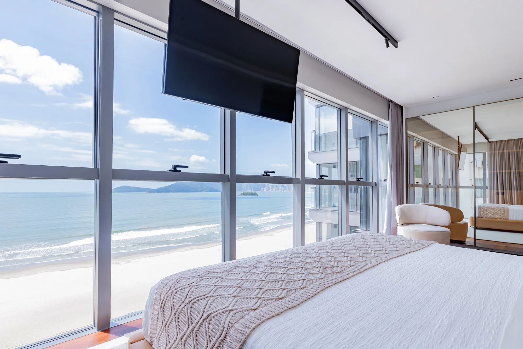 Apartamento de 04 Suítes Mobiliado Frente Mar em Balneário Camboriú - foto 1