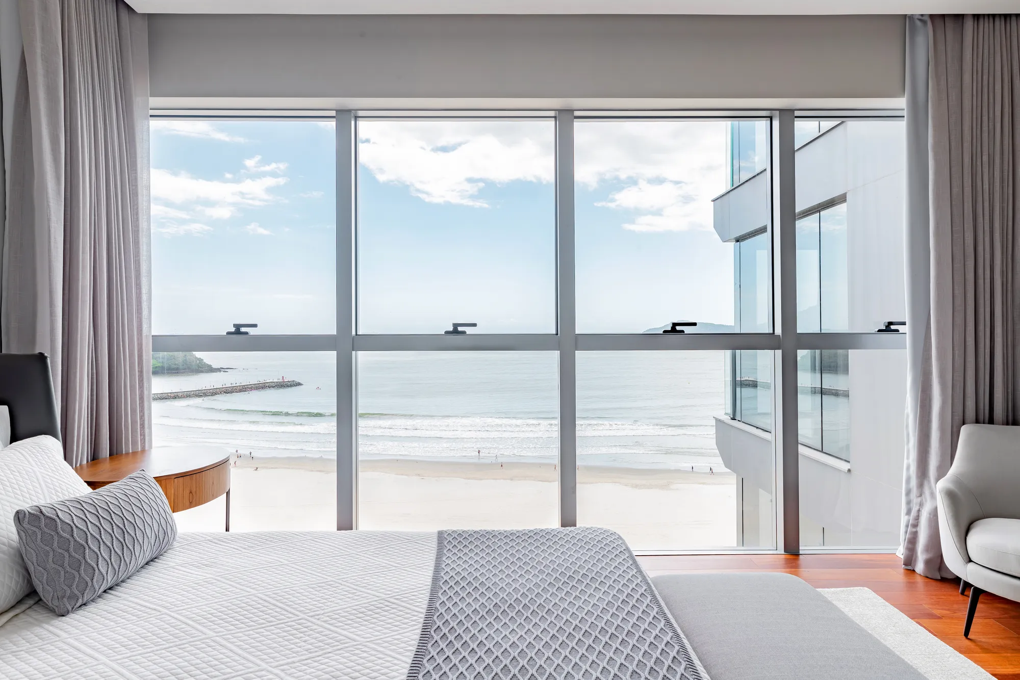 Apartamento de 04 Suítes Mobiliado Frente Mar em Balneário Camboriú — foto 2
