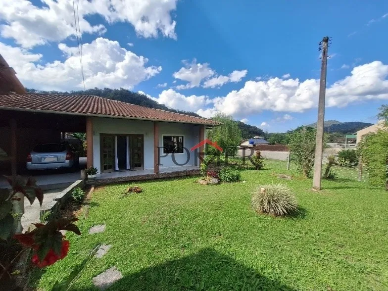 Casa bem localizada, e amplo terreno - Praticidade e muito espaço, próximo ao centro da cidade, 178,00m de área construída, em amplo terreno de 1.175,00m. — foto 2