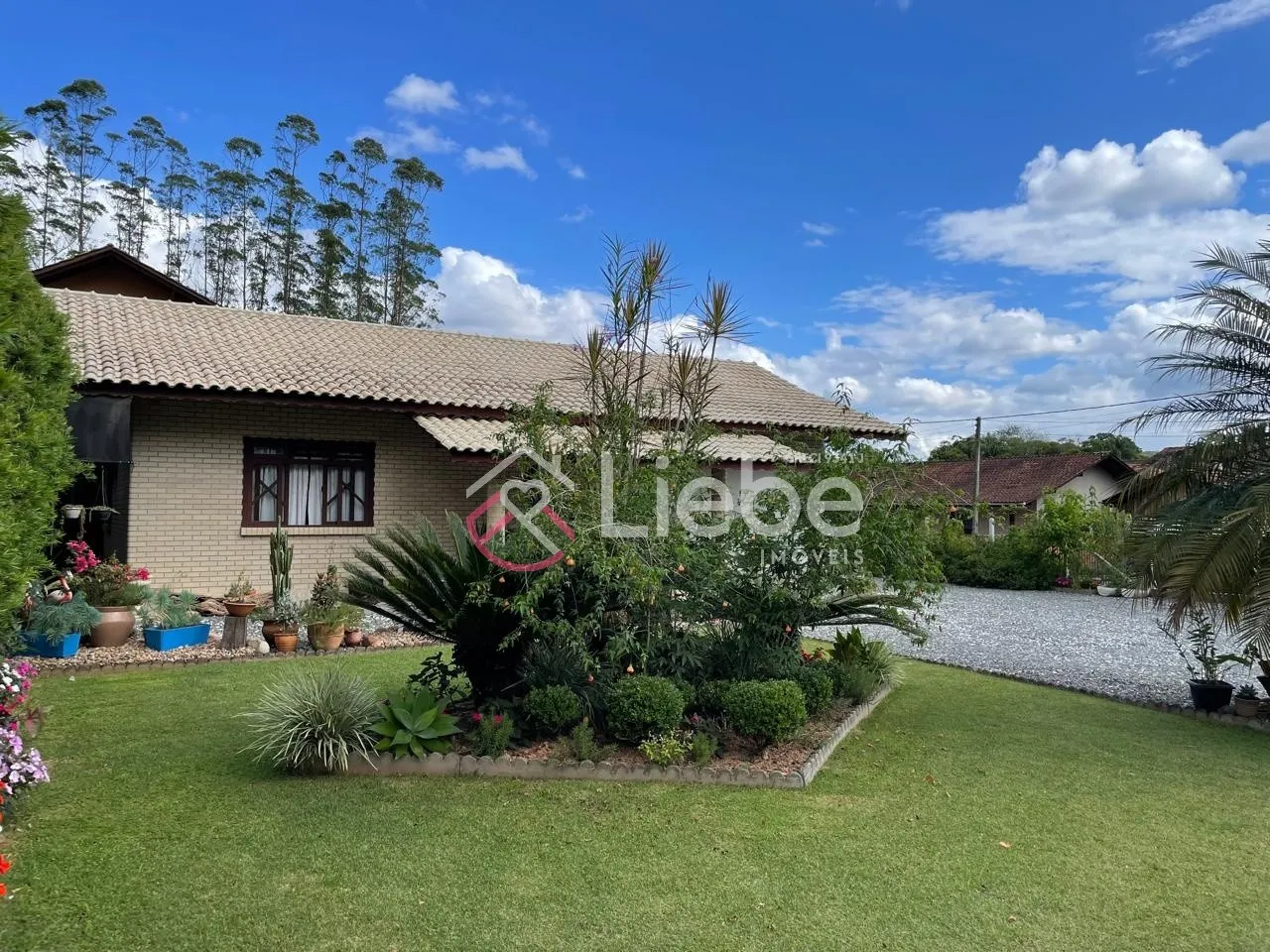 Linda casa Semi Mobiliada em Testo Central na cidade de Pomerode com aproximadamente 145m de área construída num terreno de 590,00m. — foto 2