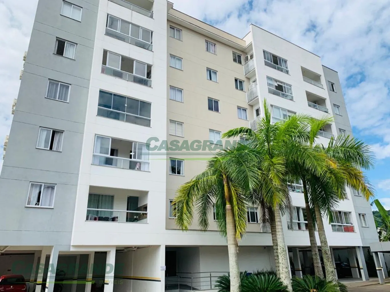 Apartamento no bairro Fortaleza, oferecendo espaço ideal para receber amigos, trabalhar em home office ou relaxar com a família. - foto 1