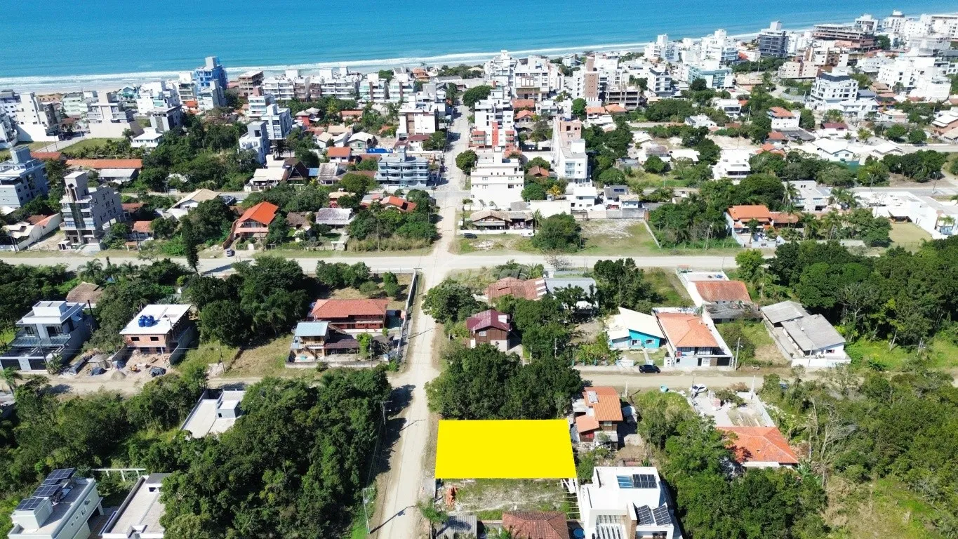 Terreno com 300,00m, a exatos 450,00 metros do mar, no bairro Mariscal em Bombinhas - foto 1