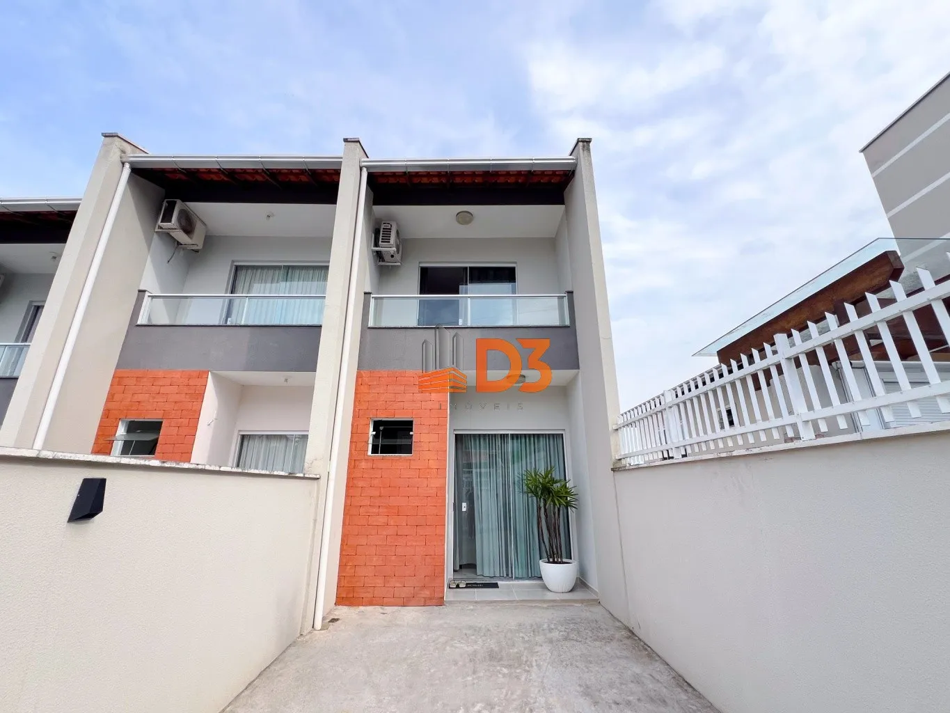 Sobrado Triplex com PORÃO no Bairro Água Verde - foto 1