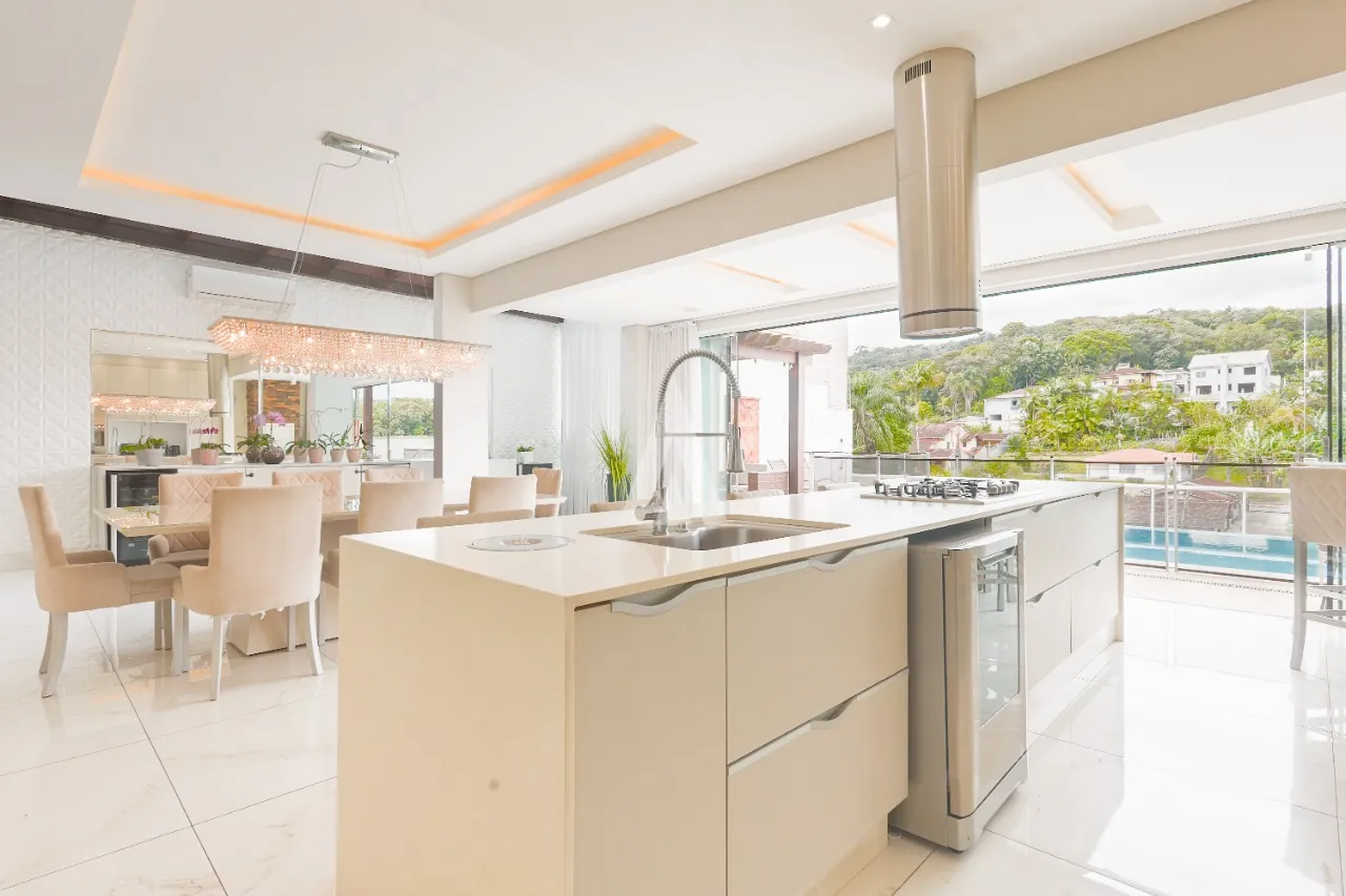 Casa com 5 suítes à venda no bairro Glória em Joinville-SC de R$ 3.190.000,00 por R$ 2.990.000,00. — foto 4