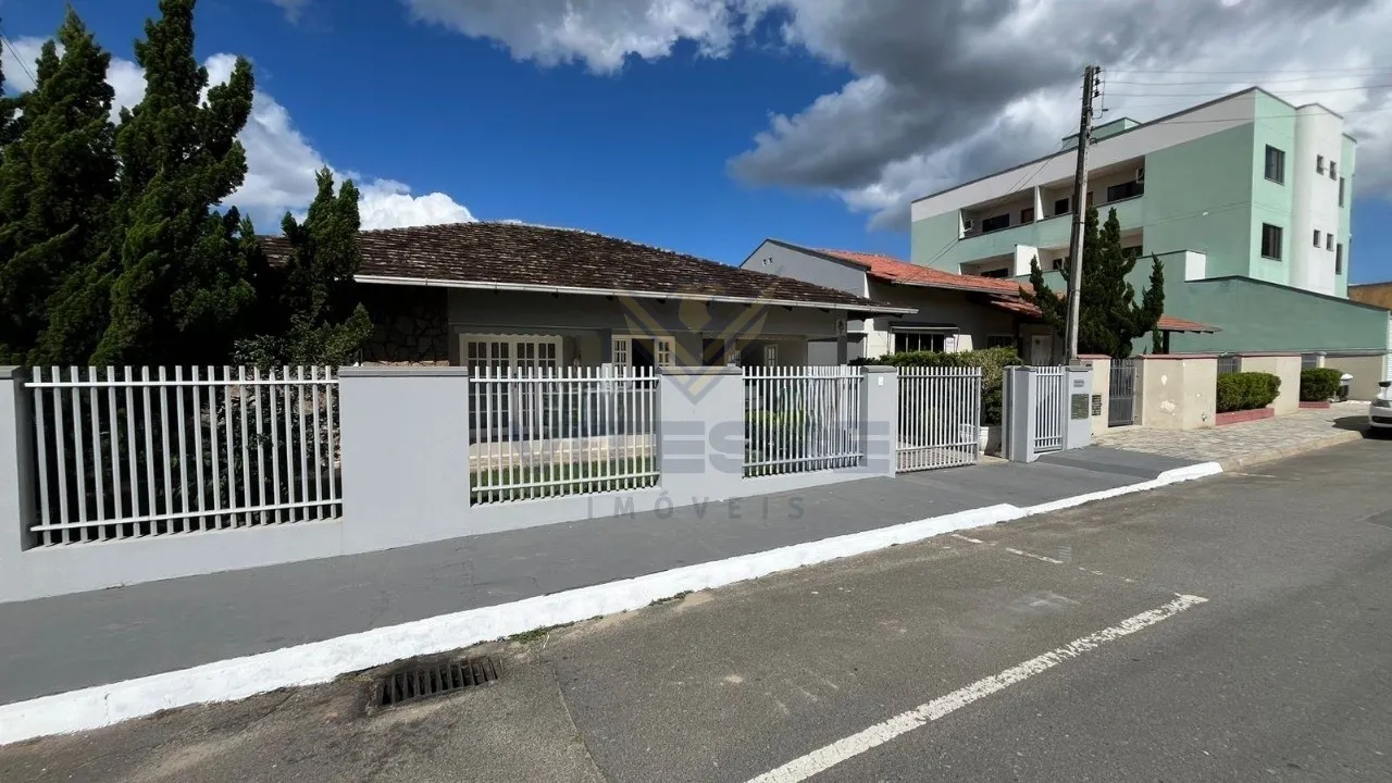 Casa com três quartos e piscina. — foto 2