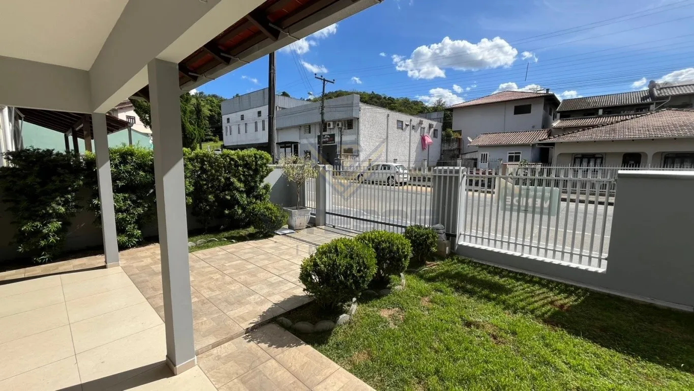 Casa com três quartos e piscina. — foto 5