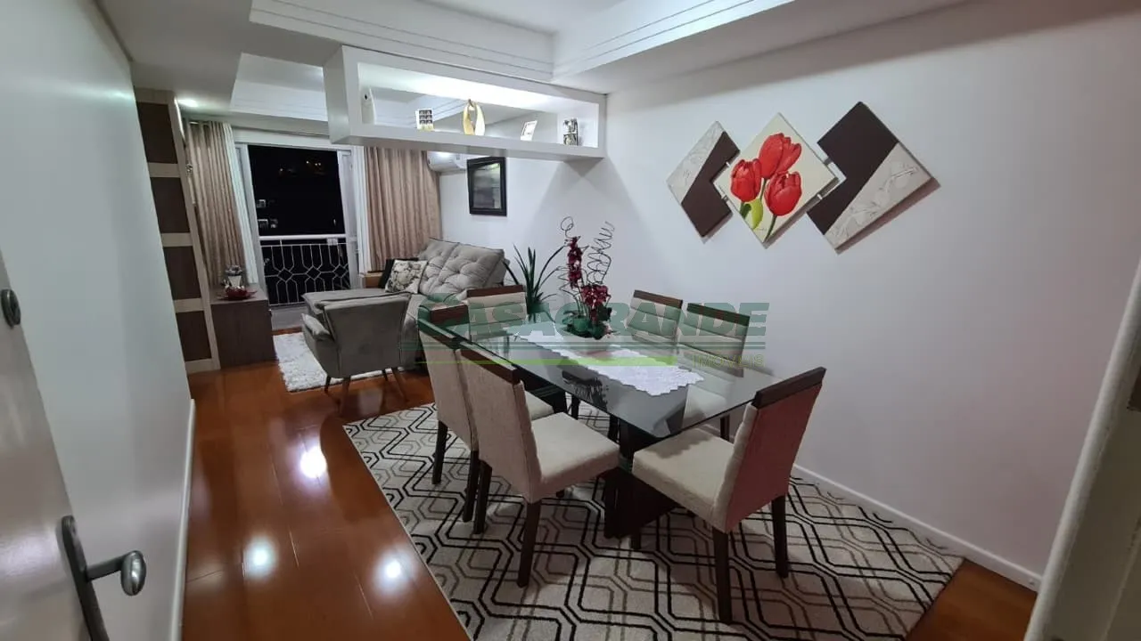 Apartamento mobiliado em excelente localização no início do bairro Garcia a poucos minutos do centro, 2 dormitórios, sacada com churrasqueira, sala de estar e jantar, cozinha com móveis sob medida, área de serviço, banheiro social, 1 vaga de garagem coberta. — foto 3