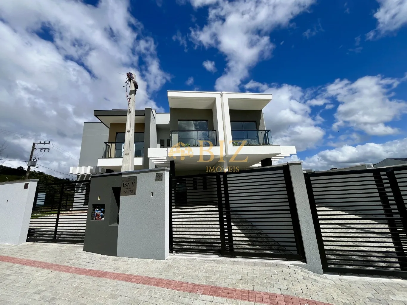 Lindo sobrado com 2 suítes, 2 vagas de garagens, fino acabamento, com 106,88 M no Bairro Bela Vista em Gaspar. - foto 1