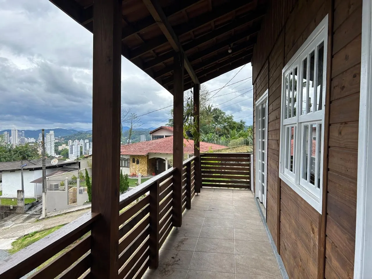 CASA DE MADEIRA ESTILO CASA DE CAMPO - BAIRRO ESCOLA AGRICOLA - foto 1