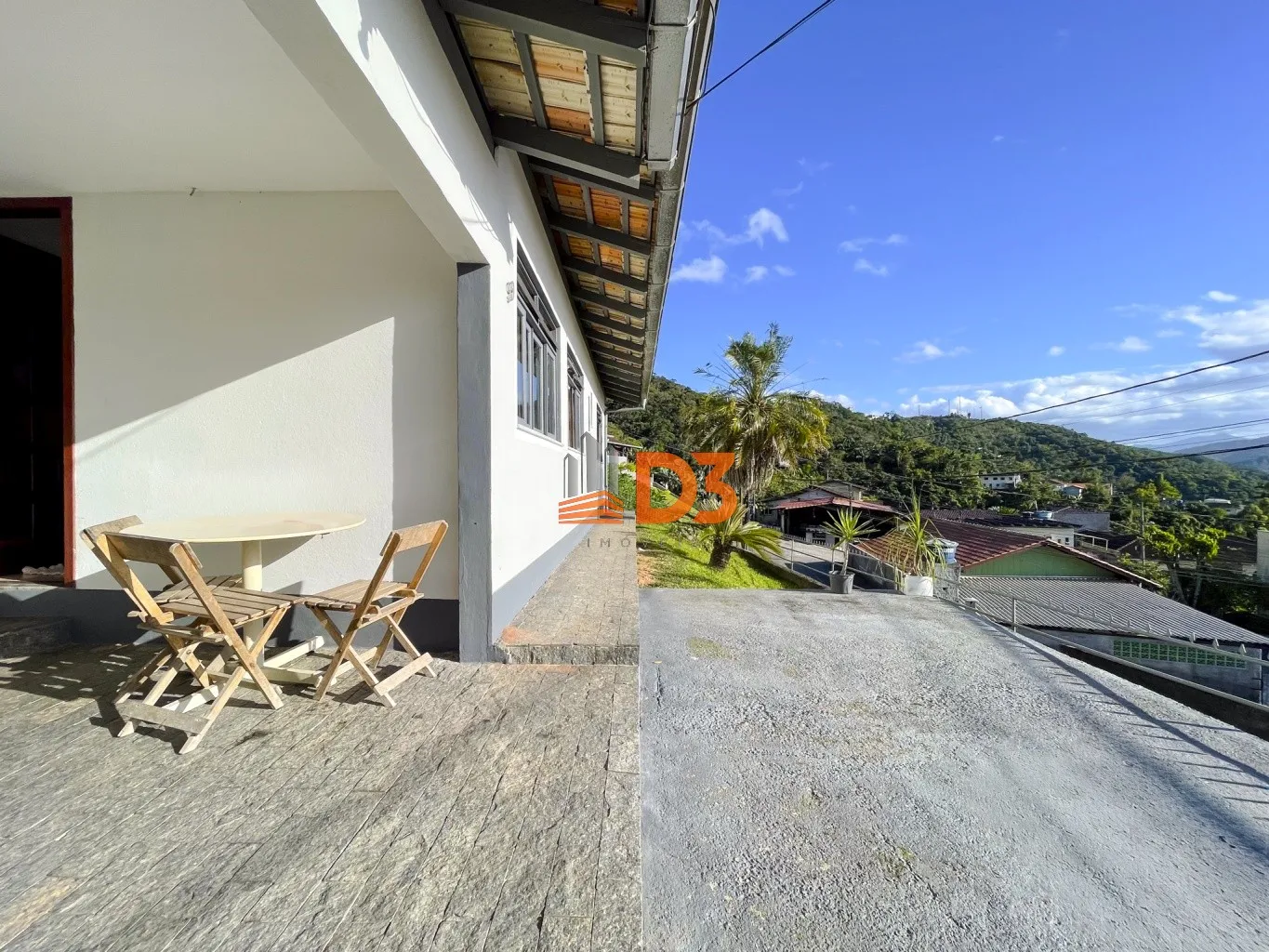 Casa térrea de 3 quartos e com área externa em excelente localização — foto 3