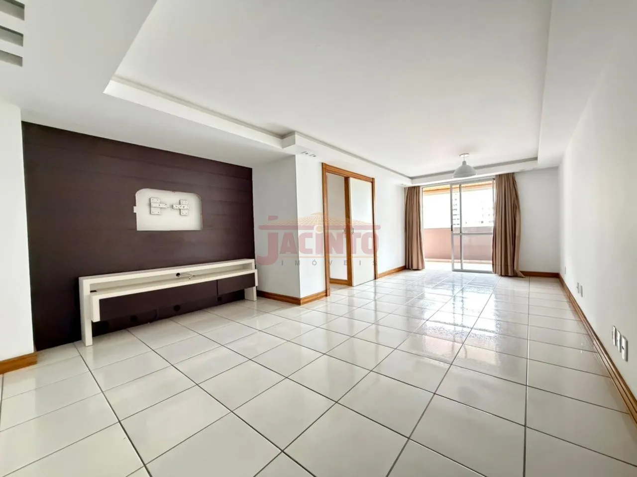 Amplo apartamento de quartos (1 suíte), sacada com churrasqueira, localizado no bairro Vila Nova, Blumenau/SC. - foto 1